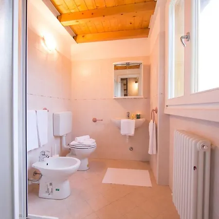 Sleeps 5 Pool Gravedona