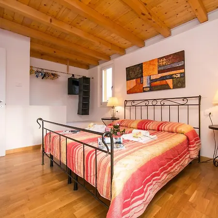 Sleeps 5 Pool Gravedona